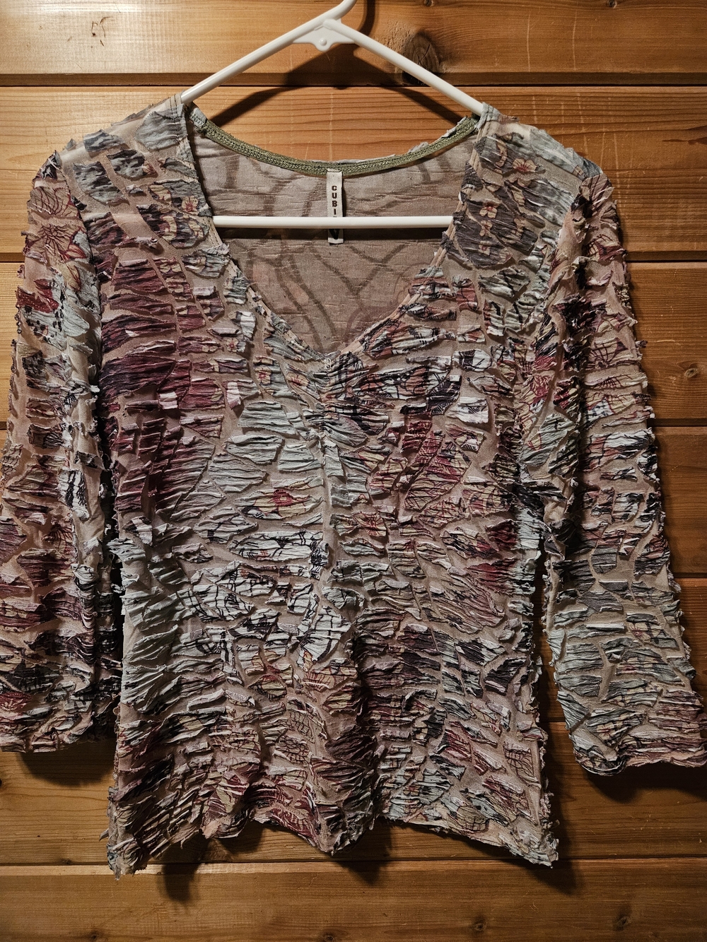 Cubism | Women's Crinkled/Textured V-neck Top| Size Med